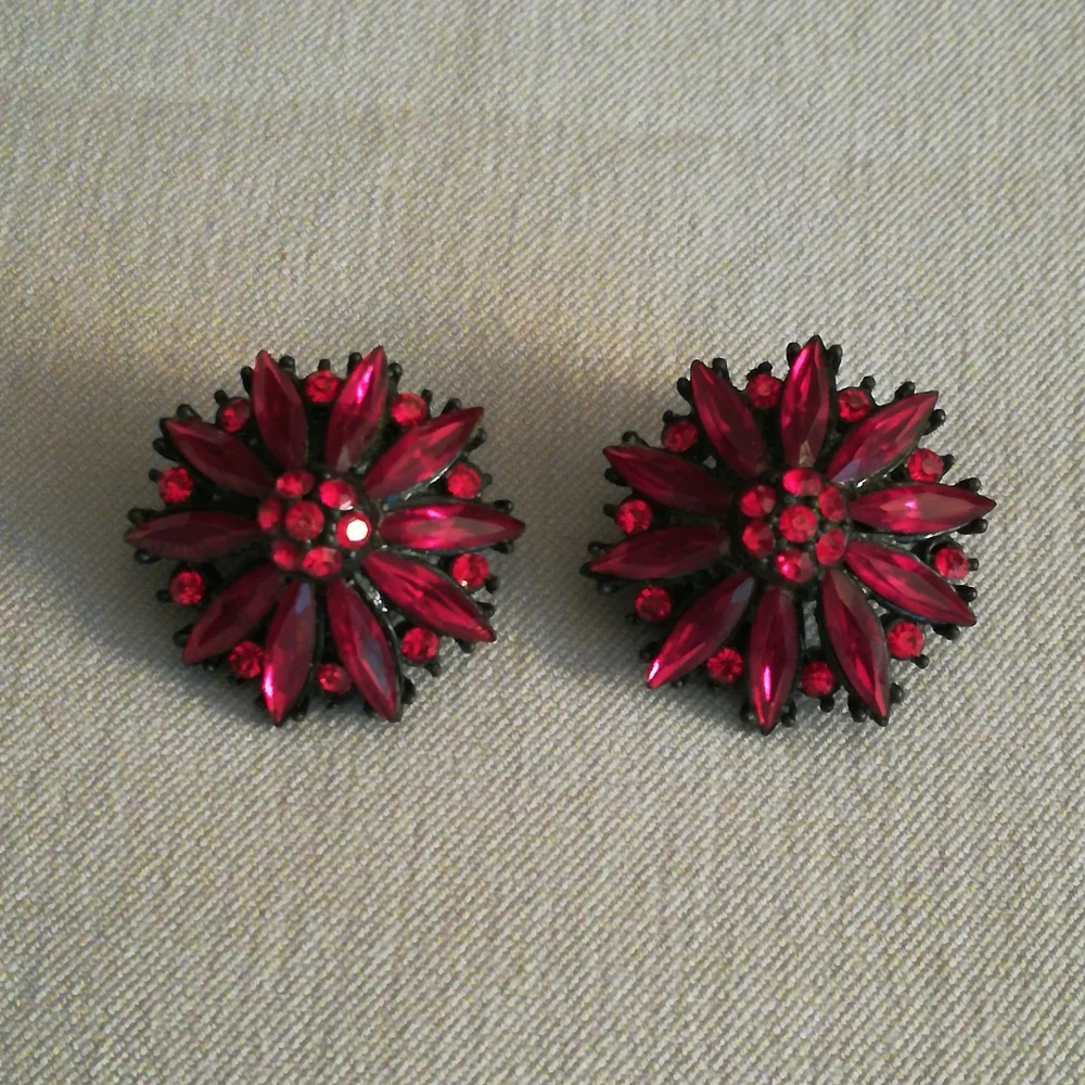 Vintage Ruby Red Rhinestone Clip Earrings - Picture 2 of 6